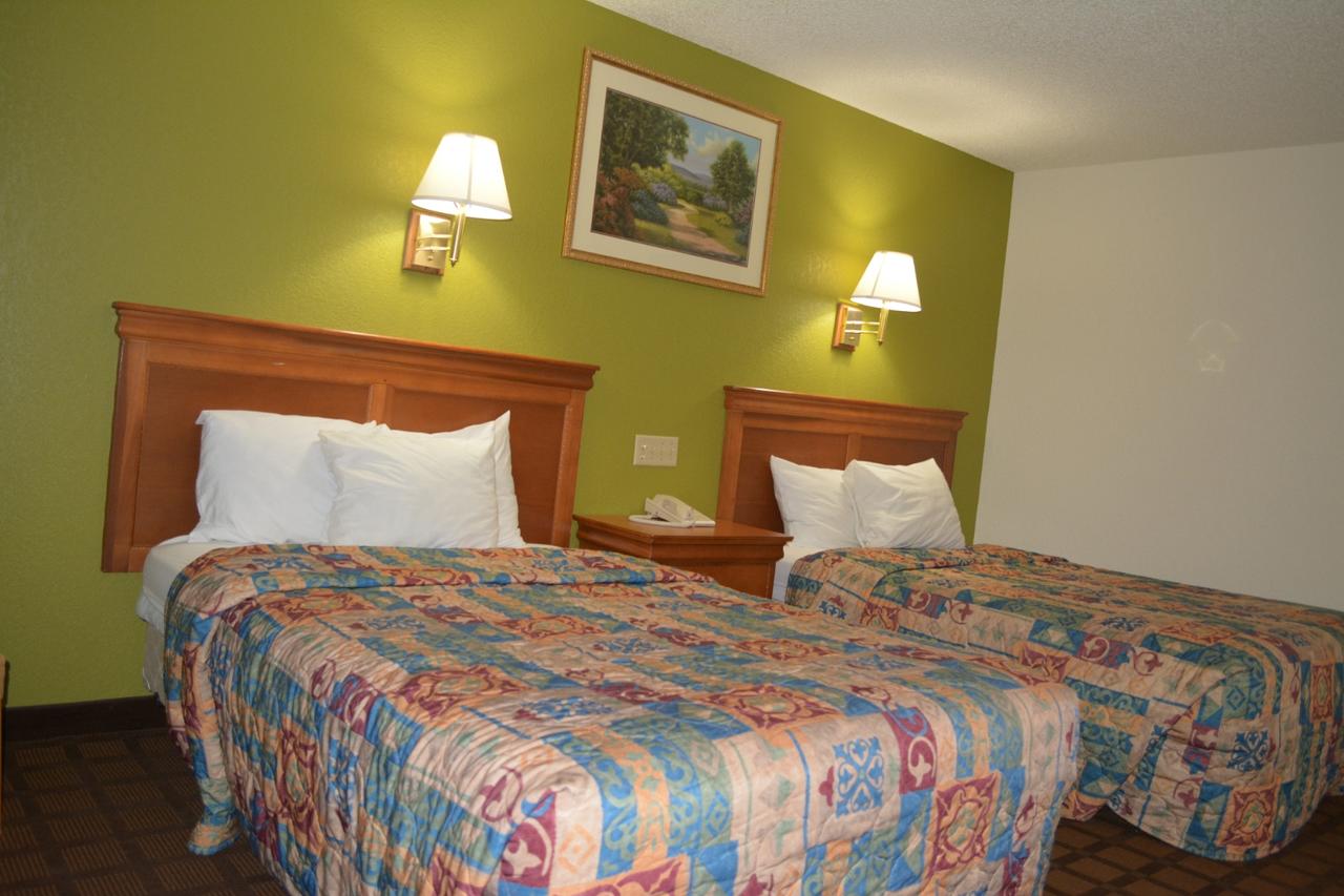 Bloomer Inn & Suites - thumb 26