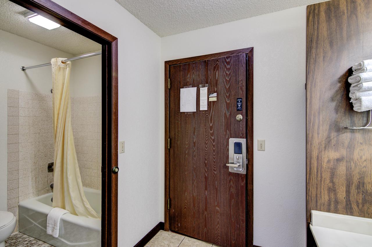 Bloomer Inn & Suites - thumb 9