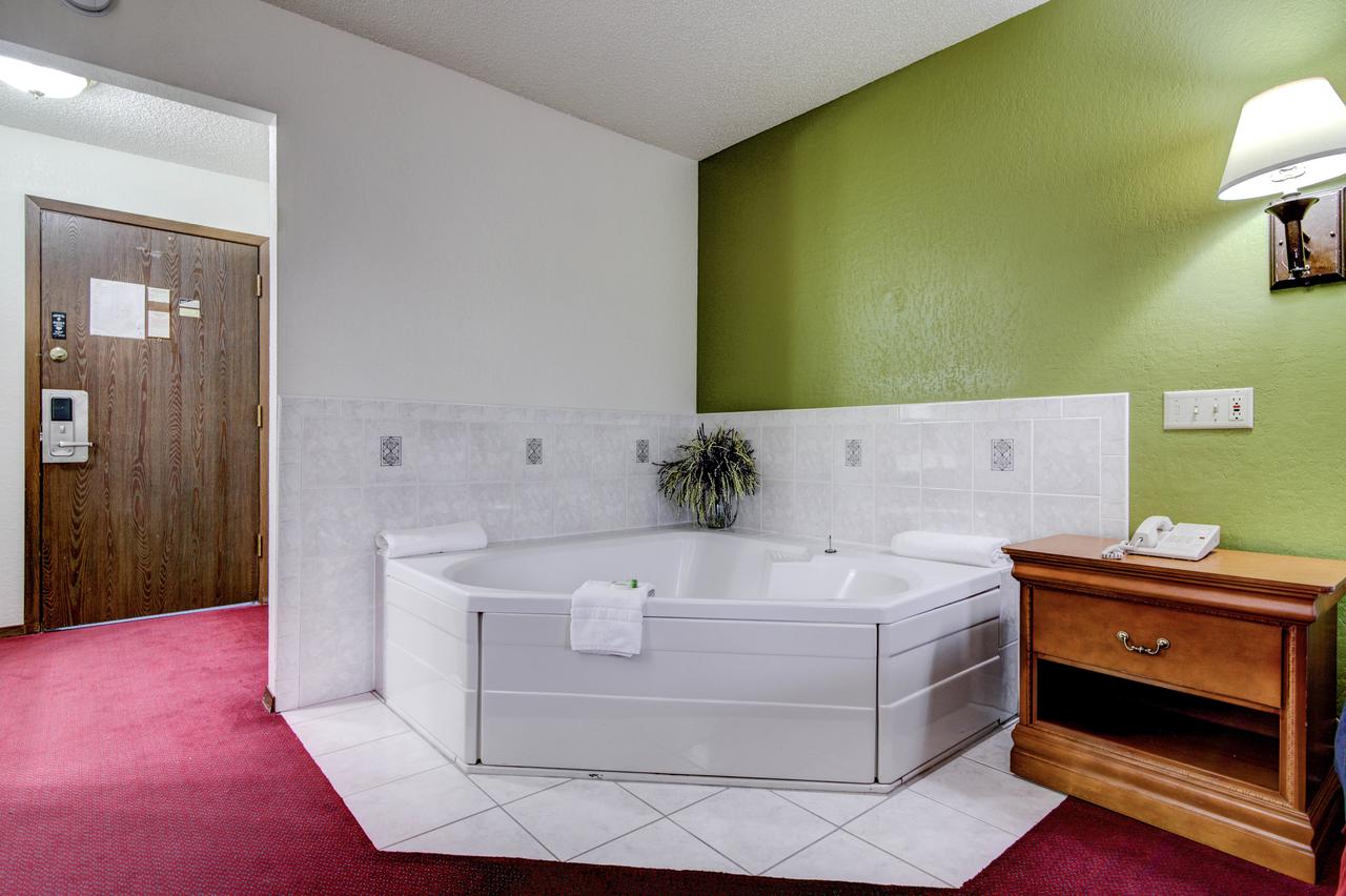 Bloomer Inn & Suites - thumb 17