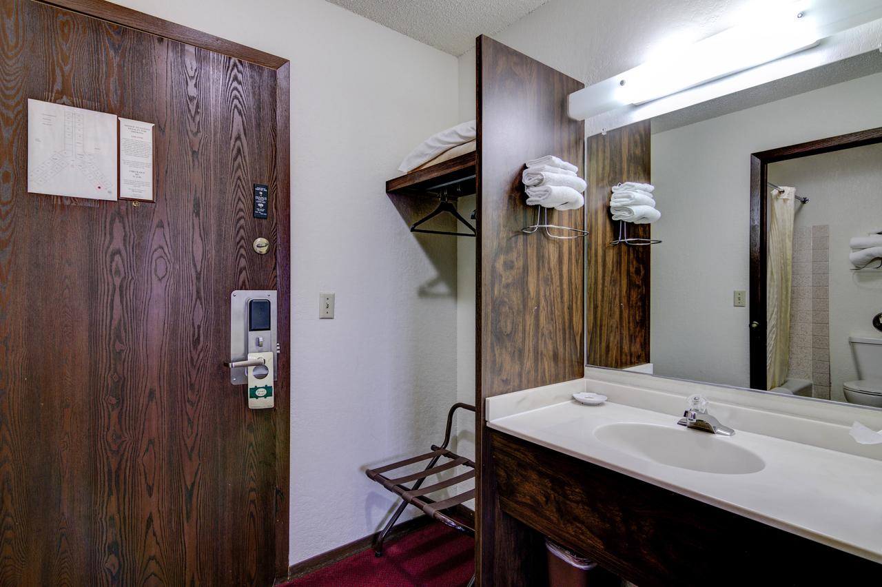 Bloomer Inn & Suites - thumb 4