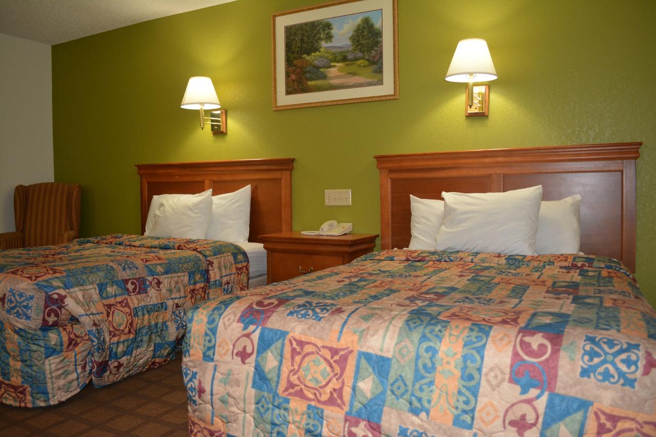 Bloomer Inn & Suites - thumb 22