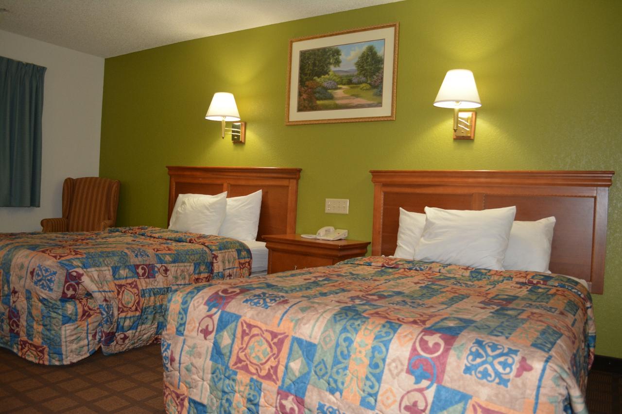 Bloomer Inn & Suites - thumb 25