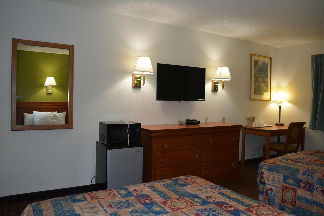 Bloomer Inn & Suites - thumb 24
