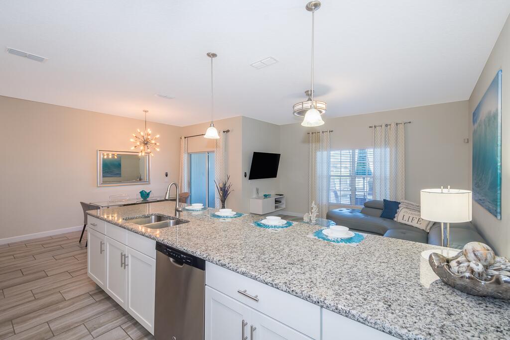 (AA3077) Storey Lake Home 4/3 Private Pool, Lake & Free Waterpark - thumb 2