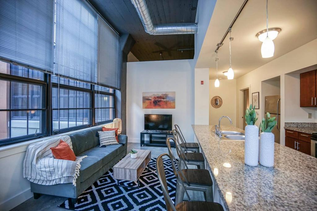 1 BR And 2 BR Apt Near Downtown By Frontdesk - thumb 0