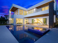 10 Bed Villa in the heart of Downtown Pool Accommodation Indiana