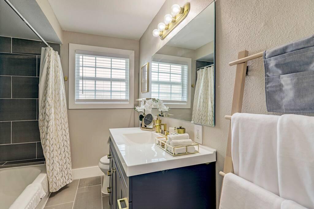 2 UNITS - CENTRAL Houston - 6 BR 4 Bath - Gated Parking - thumb 3