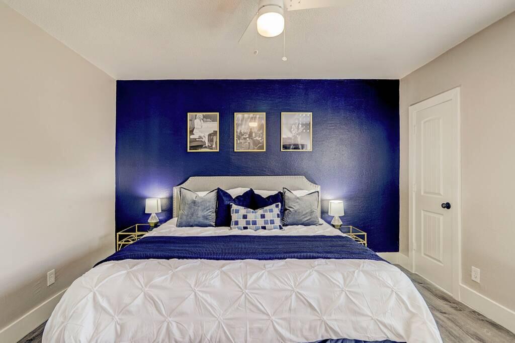 2 UNITS - CENTRAL Houston - 6 BR 4 Bath - Gated Parking - thumb 1