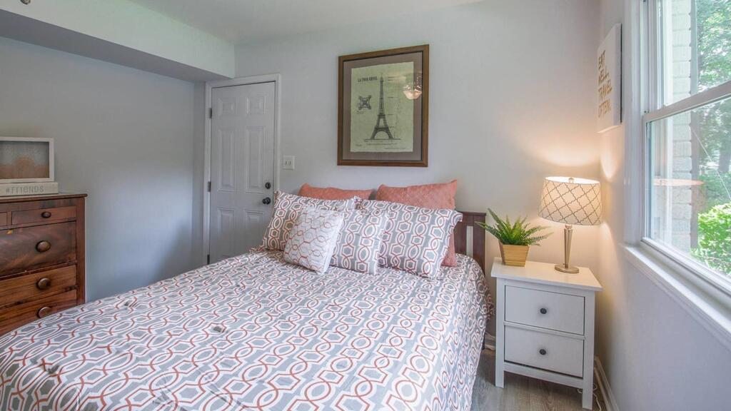 4 Bedroom, Nightingale Lane - thumb 1