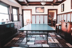 5 Bedroom 3200 Square Foot House For Downtown Travelers
