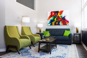 55 TV King Bed Modern Lux Loft Fast WiFi Pets Ok