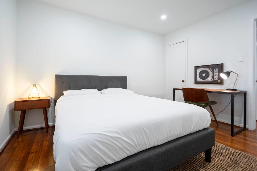 70s Retro Montrose W/Parking, Coffee And Netflix - thumb 1