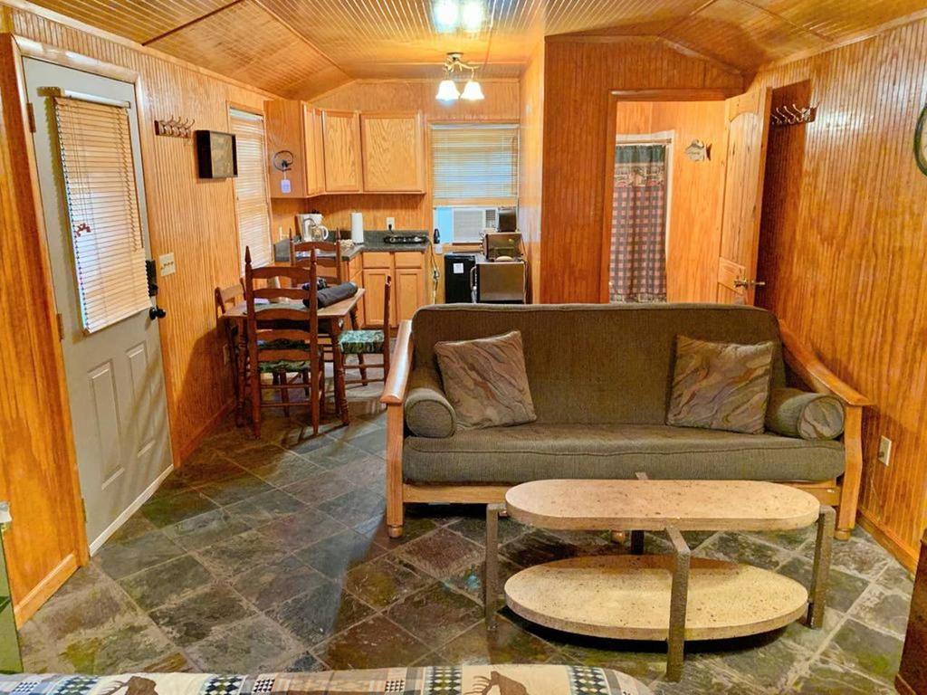 Adorable Efficiency Pond Cabin Located Near River - thumb 3