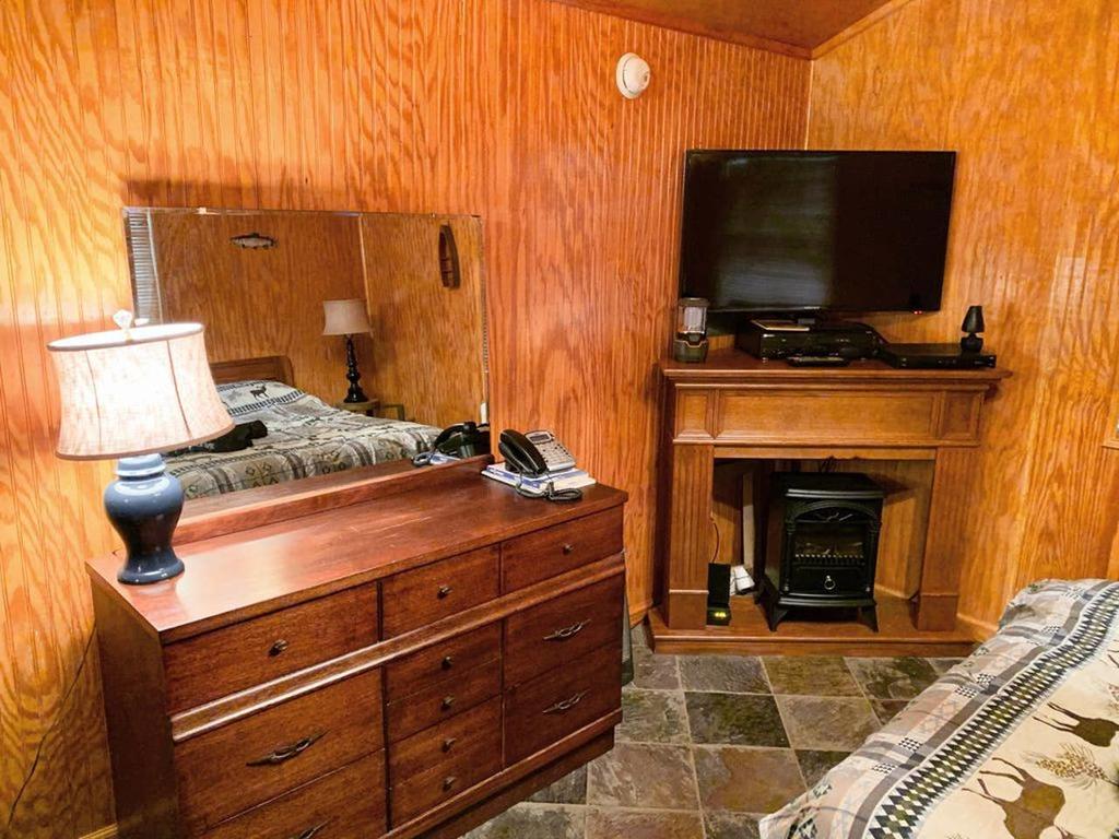 Adorable Efficiency Pond Cabin Located Near River - thumb 2