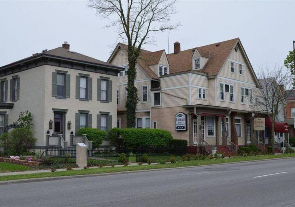 Apartment In The Center Of Downtown (Strauss) - thumb 0