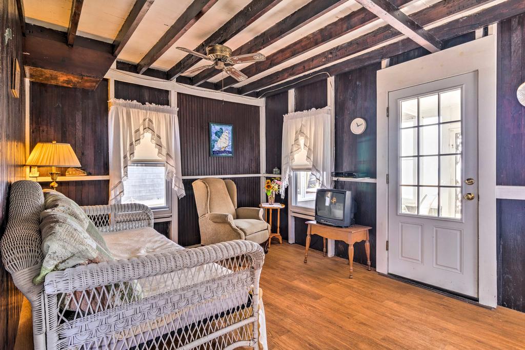 Beachfront Cottage With Porch On Long Island Sound - thumb 3