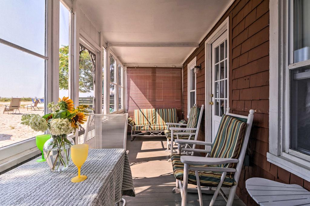 Beachfront Cottage With Porch On Long Island Sound - thumb 2