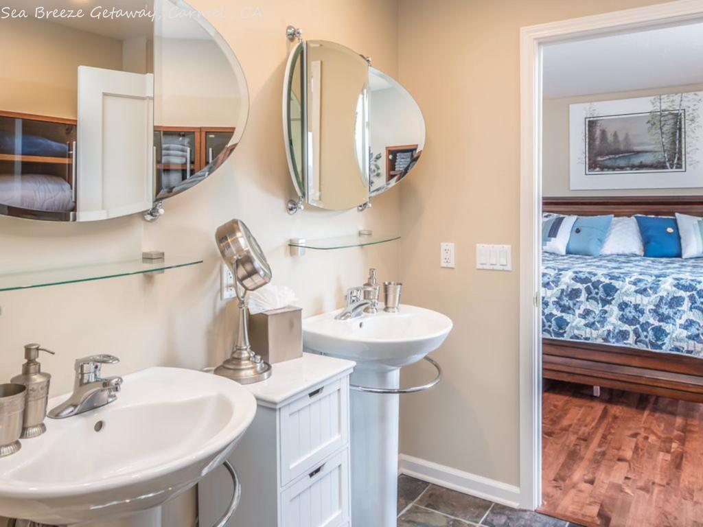 Beautiful 4 Bedroom Home 5 Minute Walk To The Beach! - thumb 1