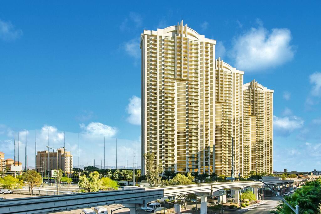 Beautiful Mountain View 1BR With Balcony- Free Valet - No Resort Fees - thumb 3