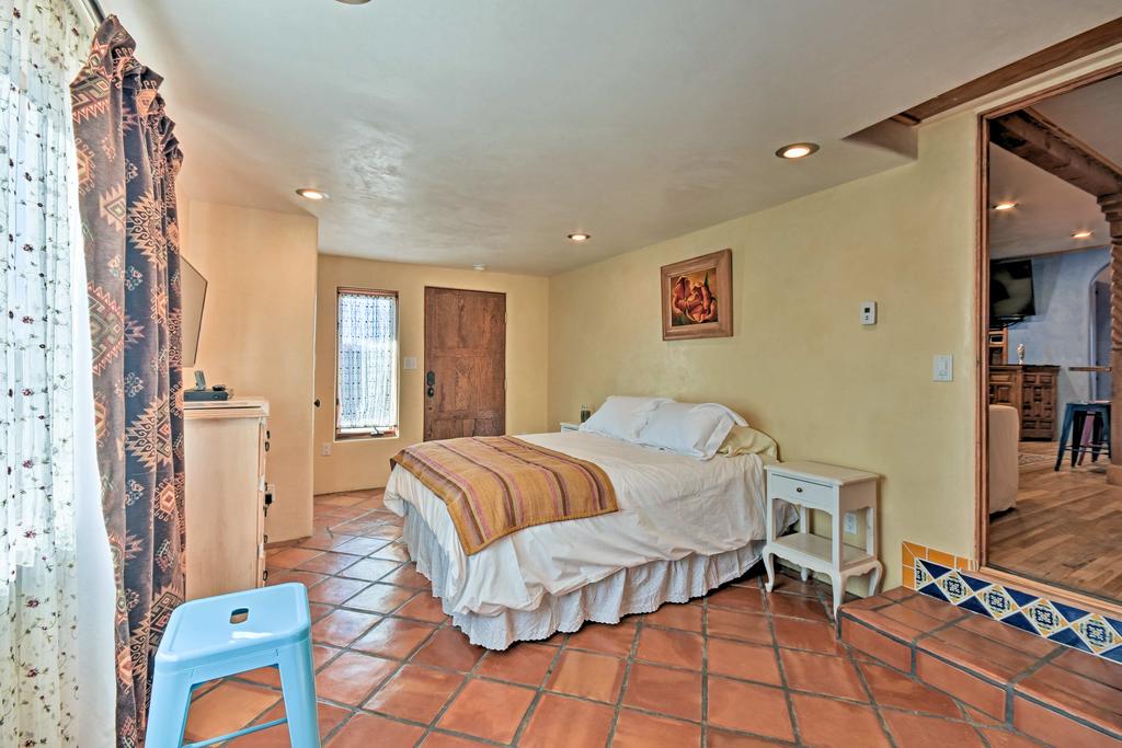 Cozy  Blue Adobe W/ Steam Room 2 Mi. From Taos! - thumb 0
