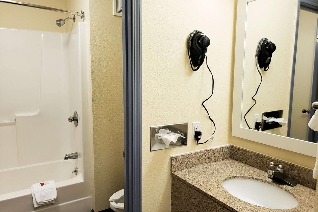 Days Inn & Suites By Wyndham Merrillville - thumb 1