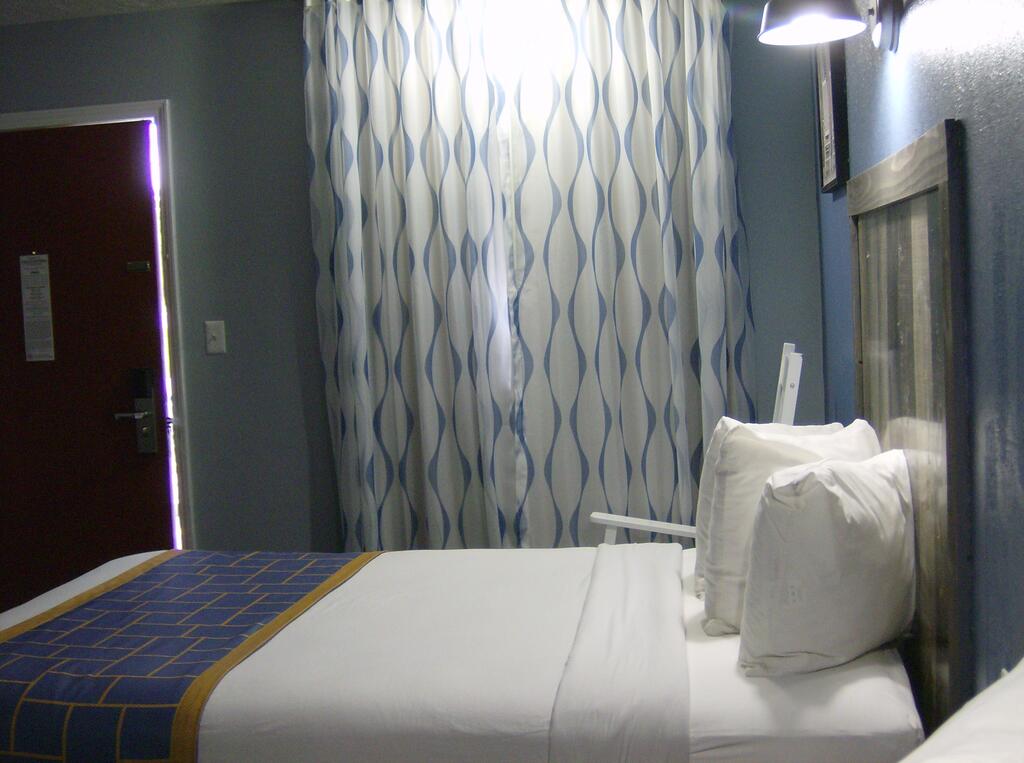 Days Inn & Suites By Wyndham Terre Haute - thumb 1