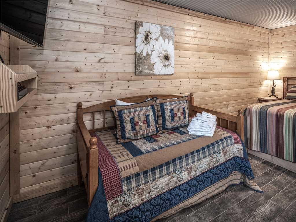 Eagle Creek Cabin 1, Flat-screen TV, Fire Pit, Kitchenette, Sleeps 4 - thumb 1