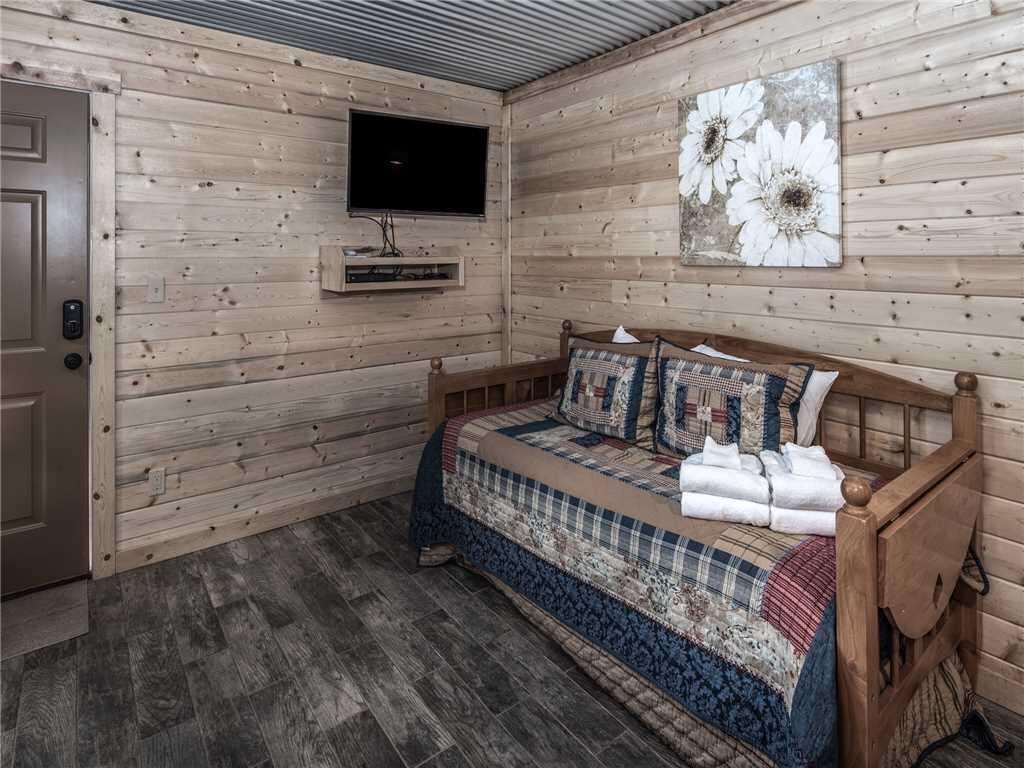 Eagle Creek Cabin 1, Flat-screen TV, Fire Pit, Kitchenette, Sleeps 4 - thumb 0