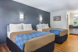 Econo Lodge Inn & Suites