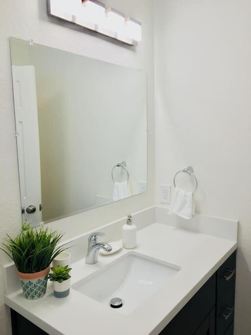 Gorgeous & Spacious Home Just 1 Mile To The Beach With A Private Yard - thumb 3