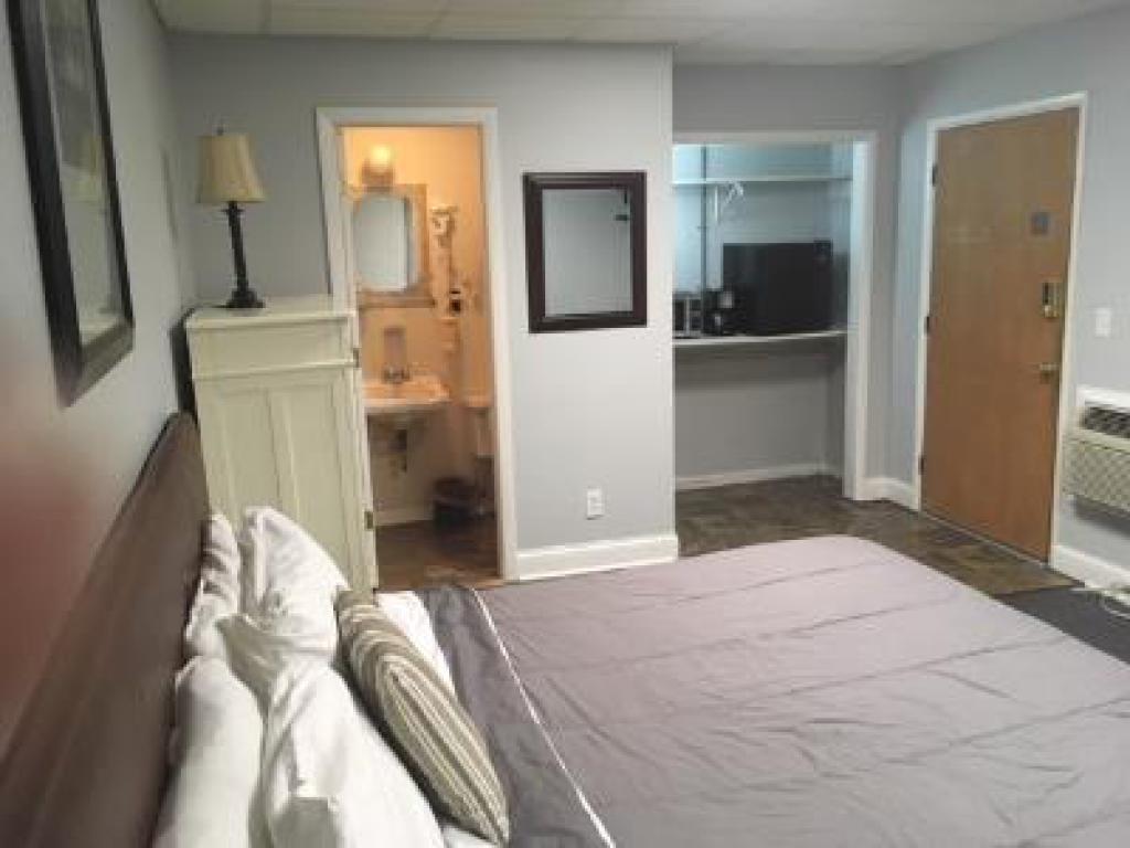HICKORY SHADES MOTEL - thumb 0
