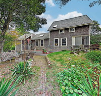 Hilltop Beach Getaway, Stunning Bay Views home - Accommodation Indiana