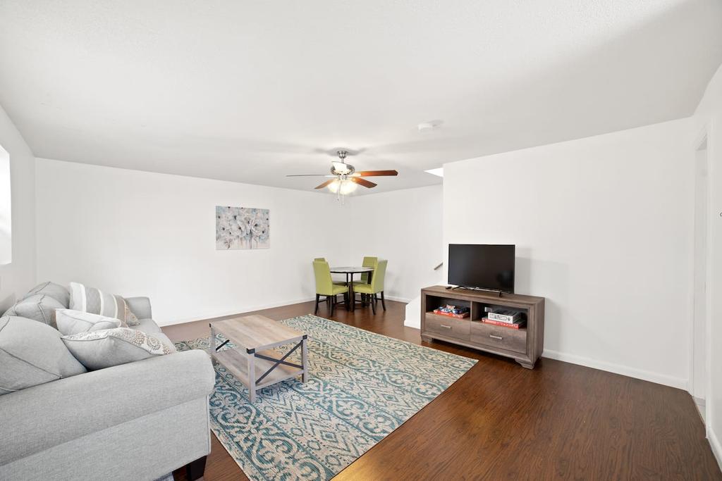 Historic Beach Escape - Entire Apartment D - thumb 0