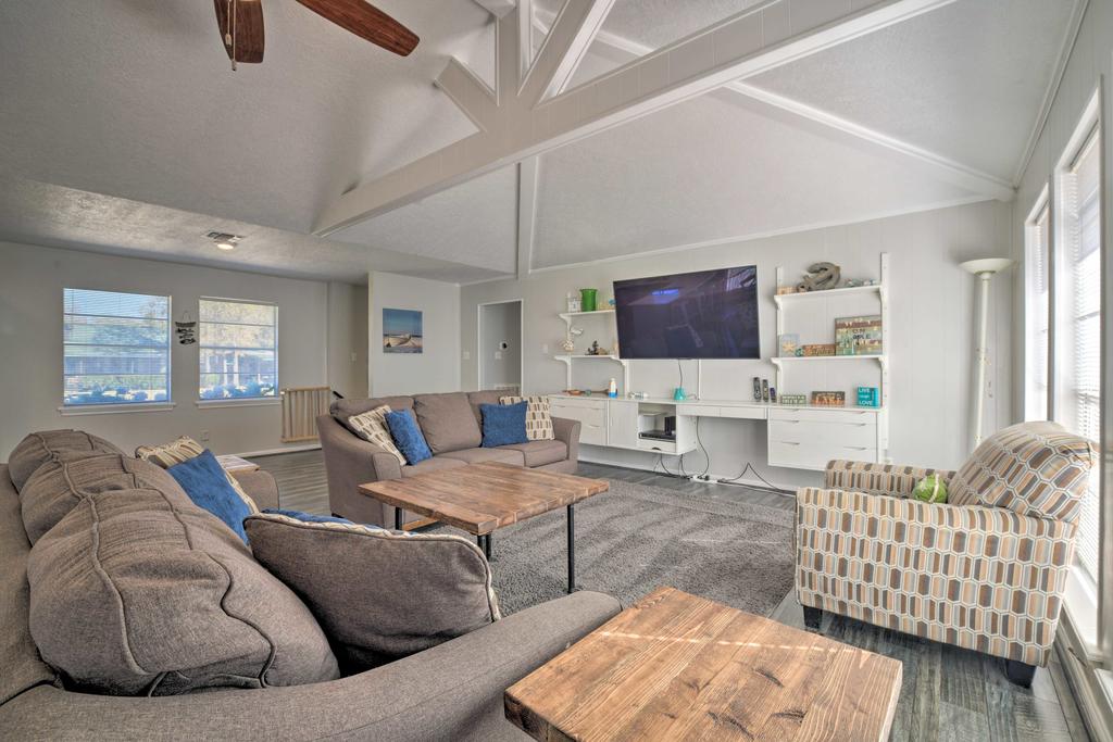 Lakefront Livingston Home With Boat House & Kayaks! - thumb 1