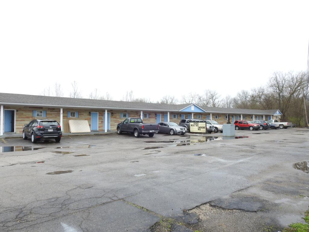 LAWRENCEBURG MOTEL - thumb 3