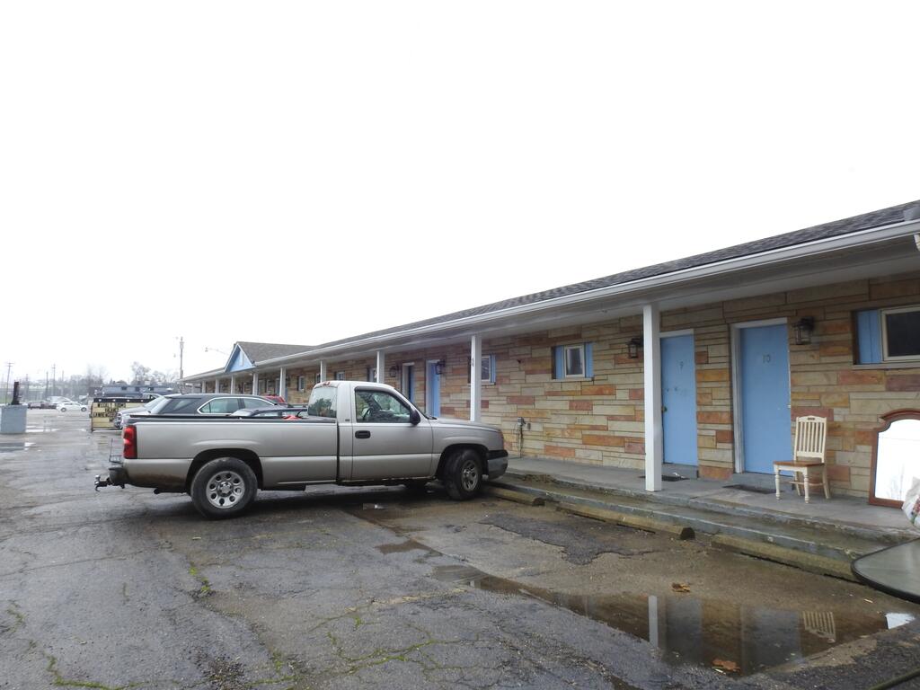 LAWRENCEBURG MOTEL - thumb 2