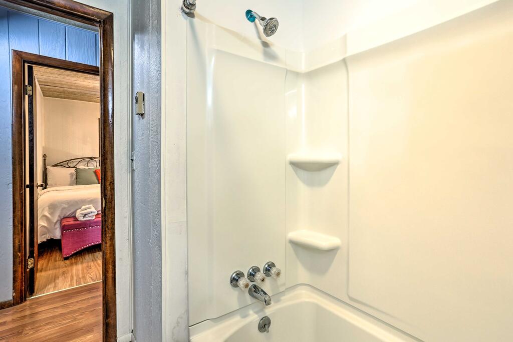 Luxe Poconos Cabin With Pool Access 25 Min To Skiing - thumb 2