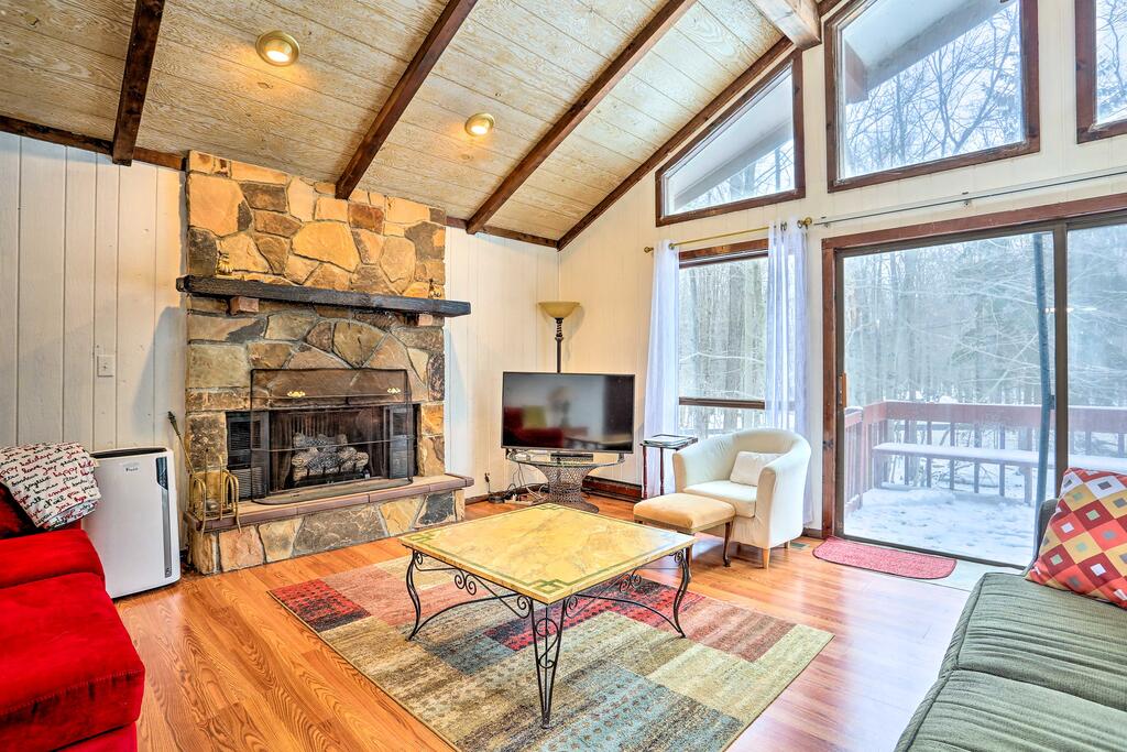 Luxe Poconos Cabin With Pool Access 25 Min To Skiing - thumb 0
