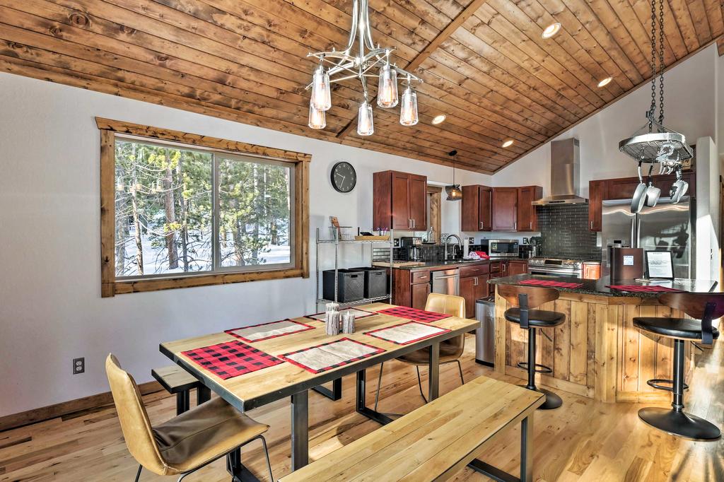 Luxurious Mountain Getaway - Fish, Hike, Ski! - thumb 1