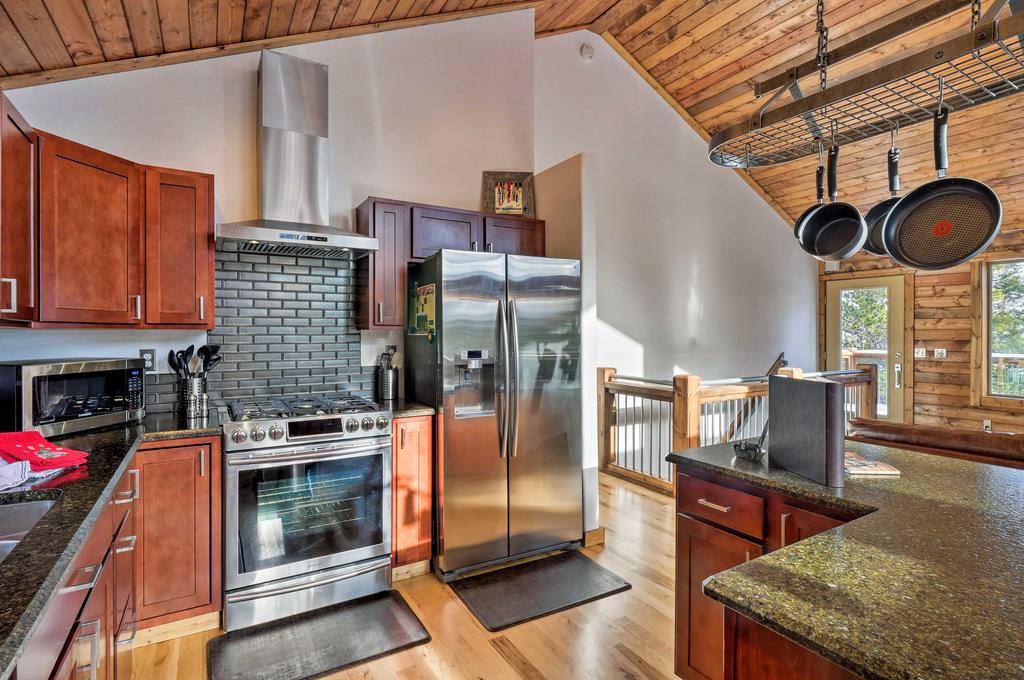 Luxurious Mountain Getaway - Fish, Hike, Ski! - thumb 3