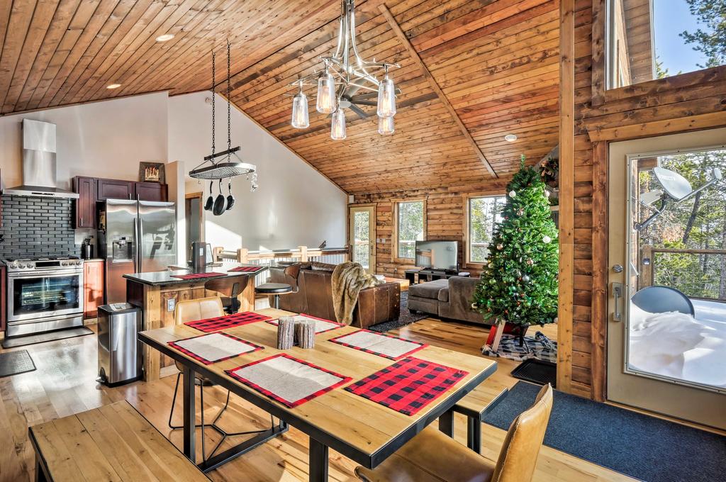 Luxurious Mountain Getaway - Fish, Hike, Ski! - thumb 2