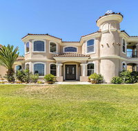 Luxurious Perris Villa with Balcony Patio and Views - Accommodation Indiana