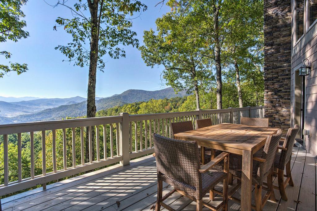 Luxurious Waynesville Family Home With Gorgeous Views - thumb 1