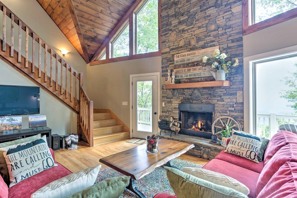 Luxurious Waynesville Family Home With Gorgeous Views - thumb 2