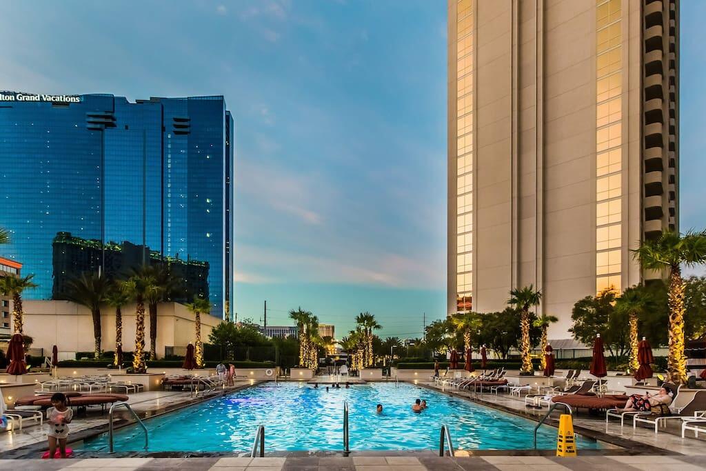 MGM Strip View - No Resort Fees - Free Valet - Studio 1811 - thumb 1