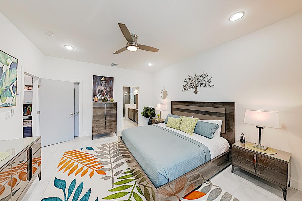 New Listing! Beautifully Renovated Home W/ Pool Home - thumb 2