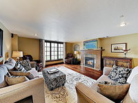 New Listing Luxe Mountain-View Condo W/ Hot Tubs Condo Accommodation Indiana