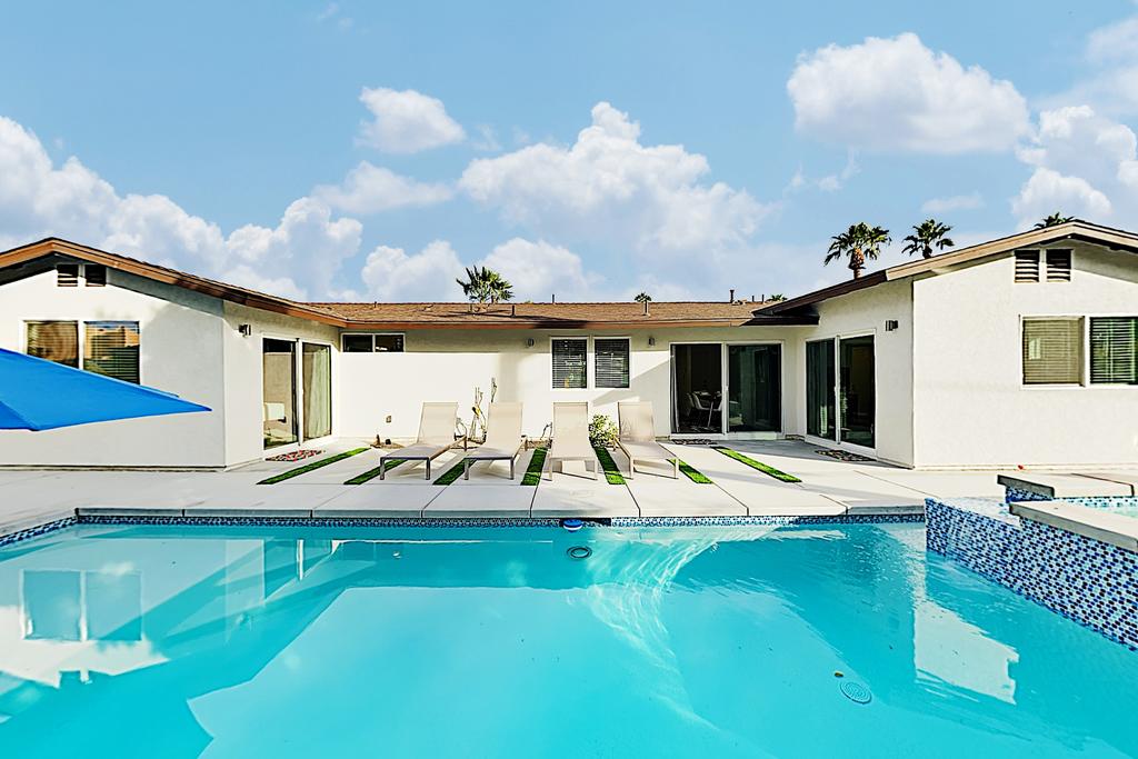 New Listing! Racquet Club East Gem W/ Pool & Spa Home - thumb 0