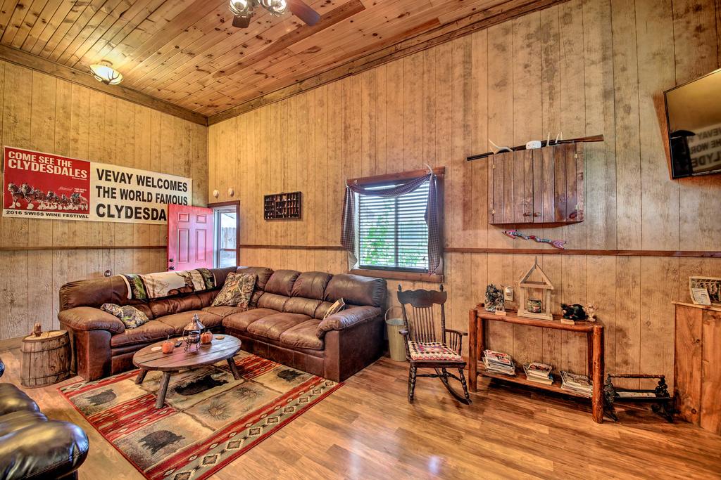 NEW! 'The Bovard Lodge' Rustic Cabin Near Ohio River - thumb 3