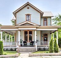 NEW Historic Columbia House - Walk to Town Square - Accommodation Indiana